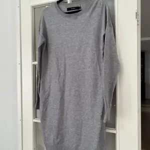 Säljer min mysiga, långa gråa klänning från Vero Moda🤍Köp nu och få gratis frakt! Pris kan diskuteras. Alla kläder kommer självklart tvättas en extra gång innan leverans📦