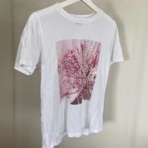 T-shirt - T-shirt med tryck. Aldrig använd.