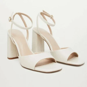 Klackar  - Säljer mina klackar från mango jag använde på min bal 2022! De är i storlek 37 med en klackhöjd på 10cm 💕Bara använda 1 dag, nypris 399