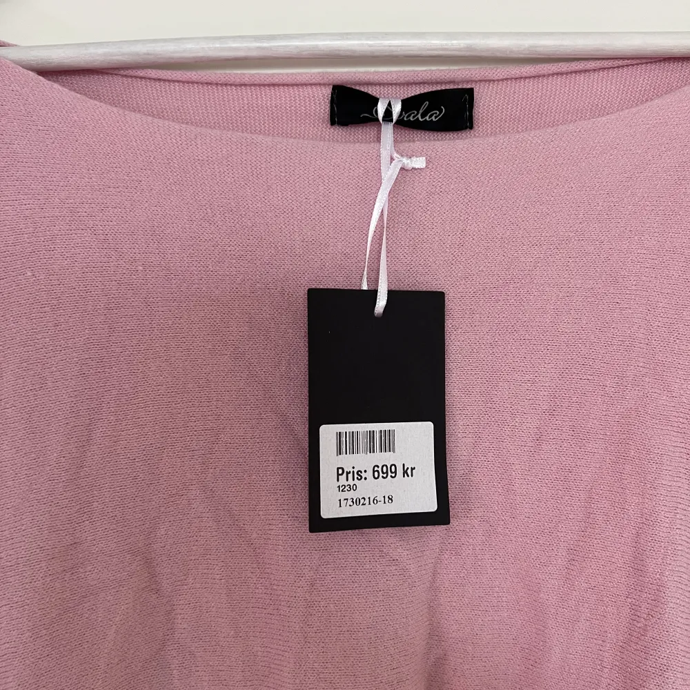 En rosa tunnt stickad tröja, en större urringning i halsen. Jätteskönt material superlent! Köpt på tatch, nypris 699kr prislapp kvar, onesize. Hoodies.