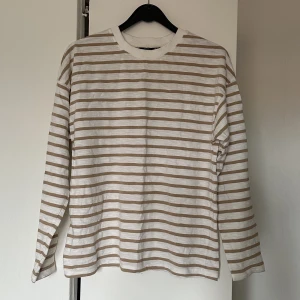 Randig tröja - Beige och vit randig tröja från Kappahl, knappt använd så i jättefint skick! 