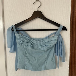 Linne - Inga defekter! Mjukt linne med korsett-design, köpt på ett UF för något år sen. Knyt axelbanden som du vill! 