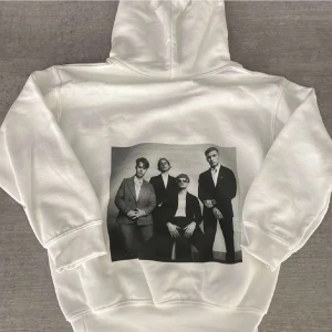 Hov1 tröja - Två hov1 tröjor,svart och vit.En hov1 bild printat på baksidan på båda tröjorna.200kr styck,400kr för båda,storlek 128. Kontakta om ni är  intresserade.