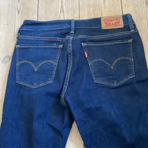 Säljer levi jeans! Helt oanvända, köpt second hand men inga defekter. Storlek 27. De är lowwaist 