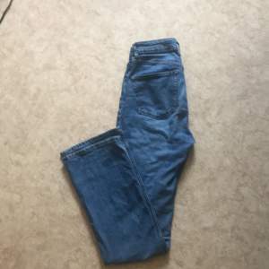 Bootcut jeans från hm i strl 36, passar 32-36 enligt mig