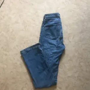 Bootcut jeans från hm i strl 36, passar 32-36 enligt mig