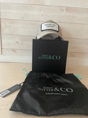 Stilig John Hatter keps ” legends live forever” - Stilig John Hatter keps i bra skick. Låda, påse och lappar med följer😃fler bilder kan skickas vid intresse.  (Nypris 1000kr)  Vid snabb affär kan pris diskuteras😃