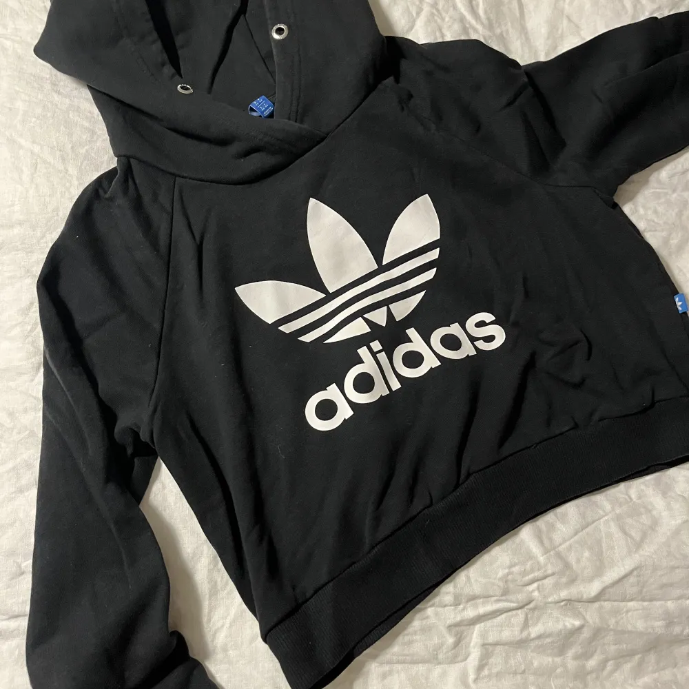 En vintage hoodie från Adidas i storlek m, men passar även xs. . Hoodies.