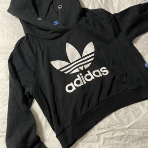 En vintage hoodie från Adidas i storlek m, men passar även xs. 