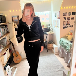 Juicy couture kofta - Svart juicy couture kofta, använt en gång. Storlek XS, Pris kan diskuteras. Köpare står för frakten 