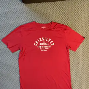 Röd Quiksilver T-shirt. Endast 40 spänn.