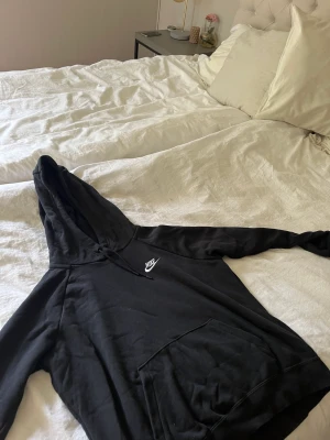 Nike mjukis sett  - Hoodie och byxor från Nike. Beställde fel storlek så aldrig använda. M 150kr