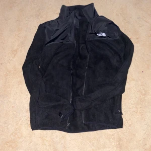 North Face Vintage Jacka - Den här jackan är perfekt för hösten. Jag har haft jackan i ett år. Nu är det dags och sälja den. Storleken på den är M, men den passar mig som har storlek S på allt. Vid eventuella frågor, kontakta mig.
