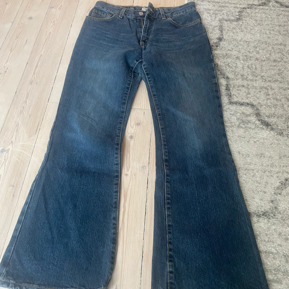 As coola lågmidjade jeans som jag inte har använt då de är för stora!🙏🏼💋. Jeans & Byxor.