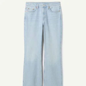 Weekday jeans - Säljer dessa jättefina bootcut jeans från weekday🫶🏼skirv privat för egna bilder eller frågor💘