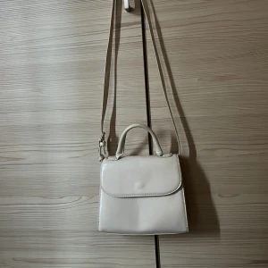 Handväska  - Fin handväska som får plats med mycket. Lite sliten på sidorna men inget som syns på längre håll