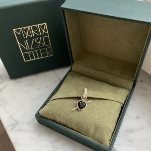 Maria Nilsdotter örhänge - Ett jättefint Maria Nilsdotter örhänge som man också kan användas till halsband 💘