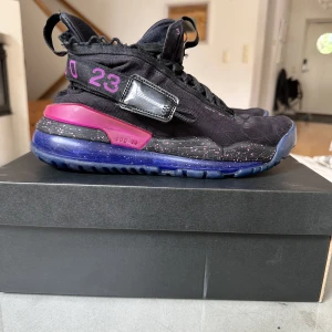 Jordan proto Max 720 - Säljer mina Jordan 720. Köpte dom på Nike hemsidan för 2200kr för runt 2 år sedan men har knappt använt dom
