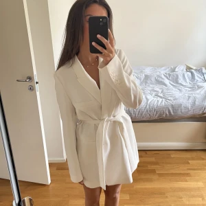 Vit klänning  - Säljer denna superfina klänning!! Perfekt till festligare tillfällen! Använd endast en gång! Nypris: 600 kr, mitt pris: 200 kr 