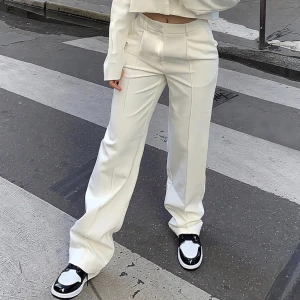 Kostymbyxor - NAKD, Hanna Schönberg - Helt oanvända kostymbyxor från Hanna Schönbergs kollektion med NA-KD. Prislapp kvar! 💌