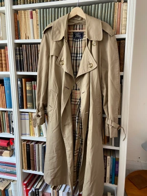 Burberry trenchcoat  - Säljer min burberry trenchcoat och har knappt använt den. Är i storlek m men är rätt oversized.   Priset kan diskuteras vid snabb affär