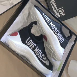 Love Moschino skor - Love Moschino sneakers🩷 Stl 37 i använt skick (Låda kommer inte med) Säljer för: 650:-