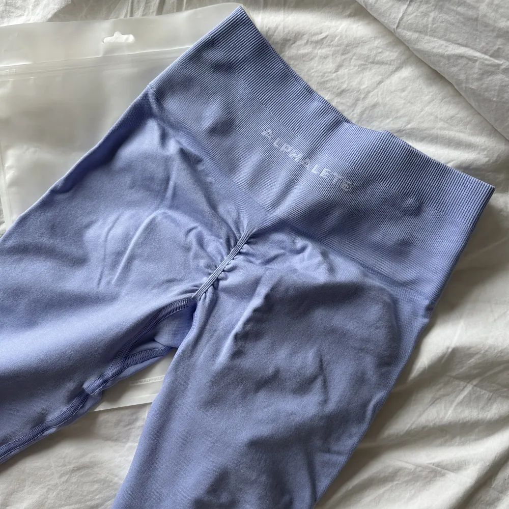 Säljer ett par tights från Alphalete i färgen ”mystic blue”. Aldrig använda, storlek XS.  Nypris ca: 600kr Mitt pris: 350kr. Jeans & Byxor.