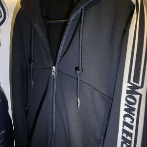 Moncler ziptröja  - Säljer nu i princip min helt nya ziptröja som köptes i Marbella || Allt tillbehör följer med || Bara att höra av sig ni har några funderingar och frågor!