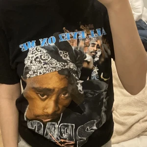 2 pac t shirt - Säljer min 2 pac tröja då det inte är min stil längre. Inga skador som ny. Sitter som en både xs och s