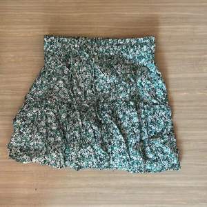 Säljer denna zara kjol i grönt som inte finns i butik längre. Den är i ny skick och har inbyggda shorts under. Kom privat för mer bilder!🫶🫶