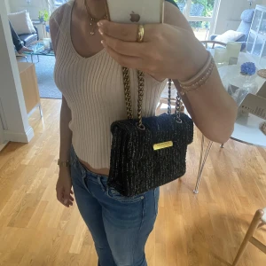 Kurt Geiger väska  - Säljer min Kurt Geiger väska. Modellen är utan den typdika fågeln vilket gör den mer vuxen enligt mig😊😊 den är lite trasig i innerfodret men det är inget som påverkar. Kom privat för fler frågor!