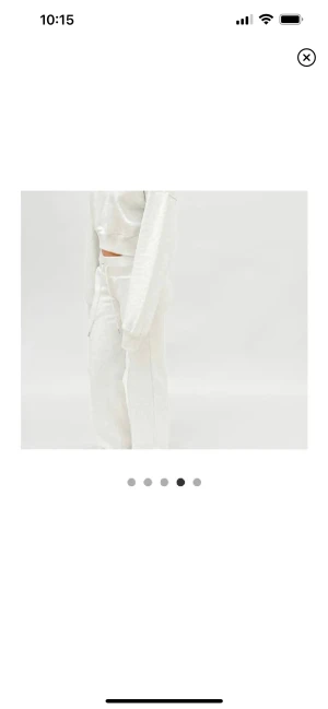 Alobha byxor - Säljer ett par Alobha swratpants i storlek xs. Passar mig som brukar ha S. Lågmidjade och långa!