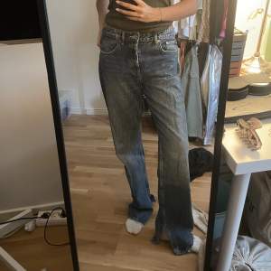 Jeans från zara i mörkblå färg, med slits, låg midja, som referens är jag 168 cm💙
