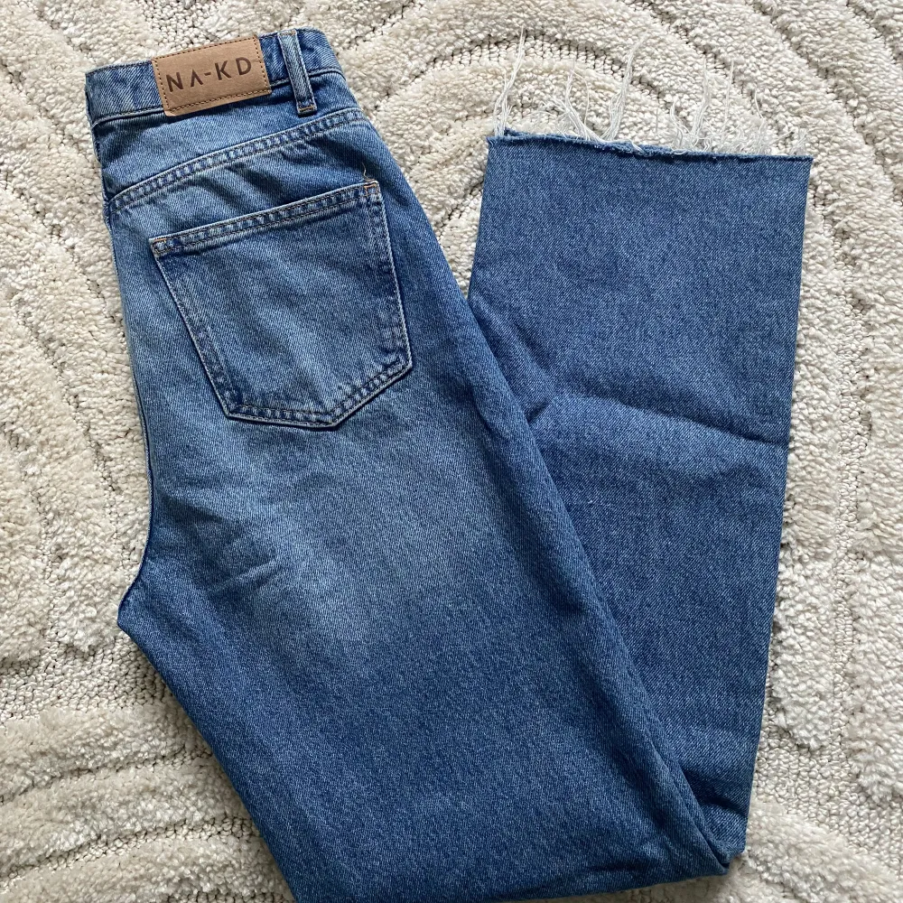 Säljer dessa jeans från NAKD, i en rakare modell i storlek 36/S. . Jeans & Byxor.