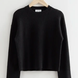 Stickad tröja - Säljer nu denna slutsålda tröja från &Other stories💗jättefint skick! Om flera är intresserade blir det budgivning