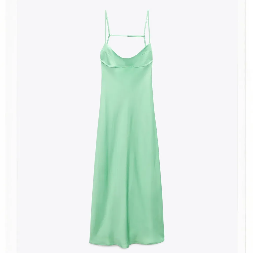 Säljer denna fina sidenklänningen köpt på Zara, i stl XS. Den är aldrig använd och lappen sitter kvar🤩💚 (Nypris 499kr). Klänningar.