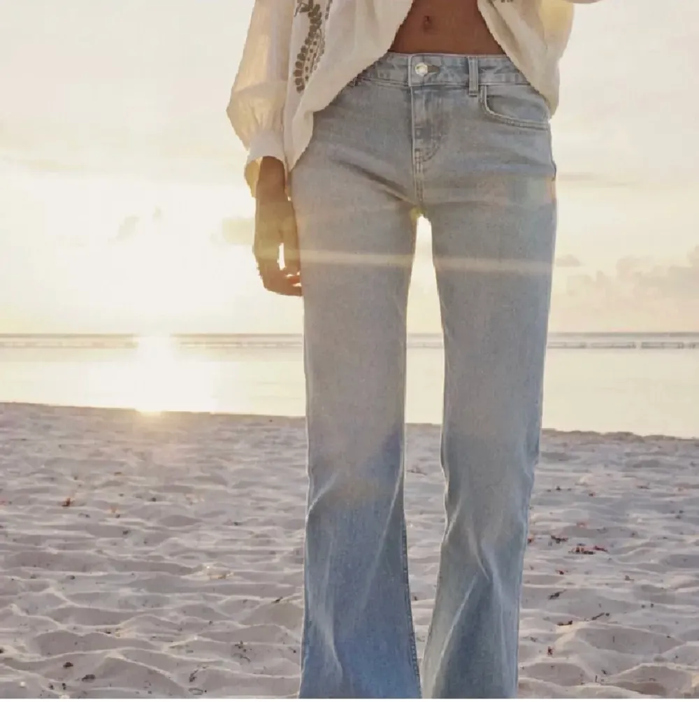 Säljer dessa jeans från Zara storlek 38. Innerbenslängd: 81cm. Midjemått 39cm. Hör av dig om du har frågor💗. Jeans & Byxor.