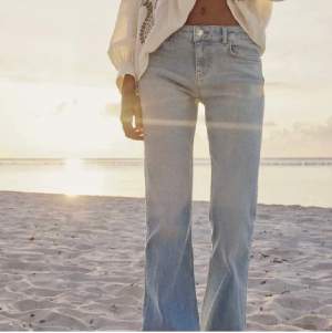 Säljer dessa jeans från Zara storlek 38. Innerbenslängd: 81cm. Midjemått 39cm. Hör av dig om du har frågor💗