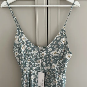 Blommig klänning   - Ny klänning från Nelly, prislappen kvar! Storleken 36. Nypris 399kr. 