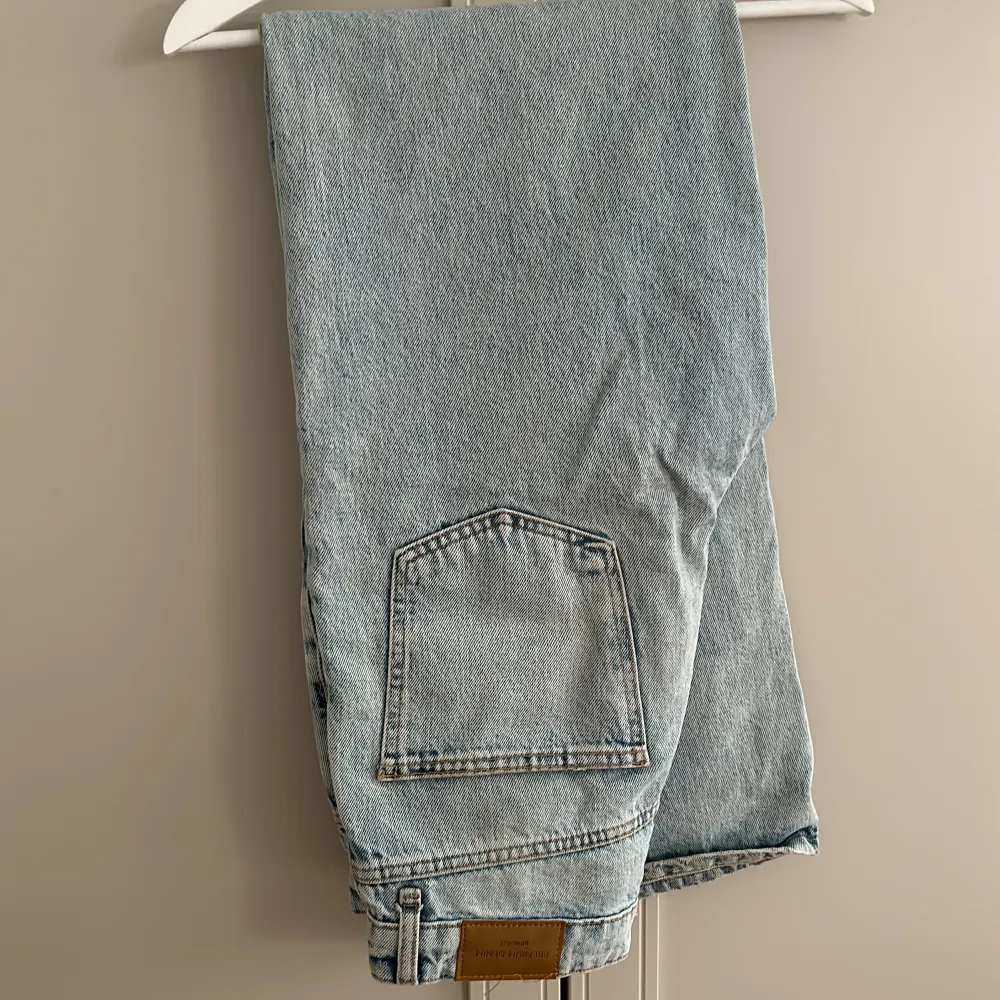 Blå jeans med vida ben från Gina. Mycket sparsamt använda. . Jeans & Byxor.