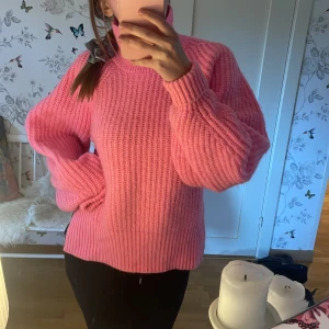 rosa stickad från LXA - supersöt rosa stickad tröja från LXA the label. använd fåtal gånger, säljer då den inte kommer till nytta🩷