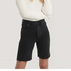 shorts - säljer dessa svarta shorts från NA-KD! nypris: 400 kr mitt pris: 100kr. skriv för fler bilder.