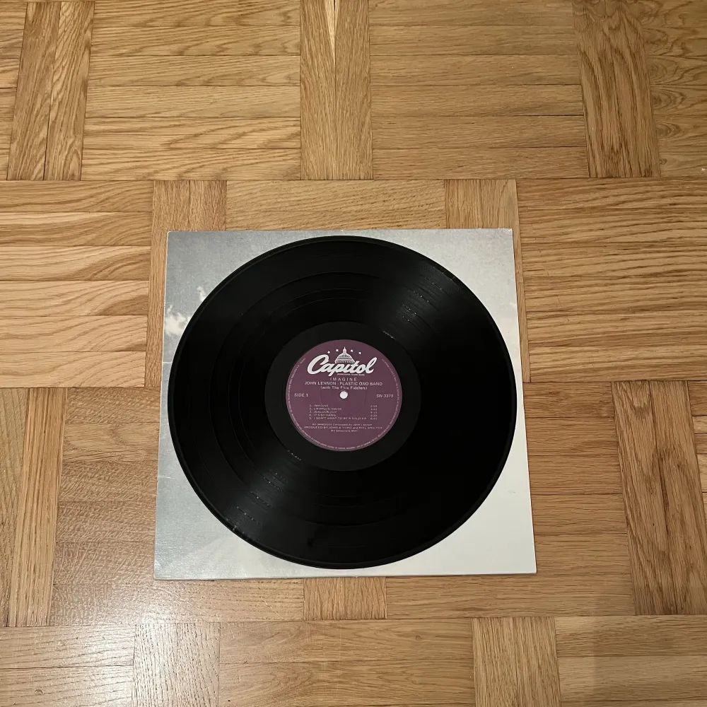Orginal skiva från 1971. Vinylen i sig är som ny. Med någon linje som inte påverkar ljudet alls. Kartongen är väldigt bra skick men såklart synlig skada som är självklart för ett 50 år gammal vinyl skydd.  Priss kan diskuteras. . Övrigt.