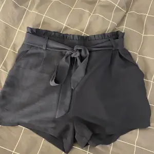 Mörkblå shorts 