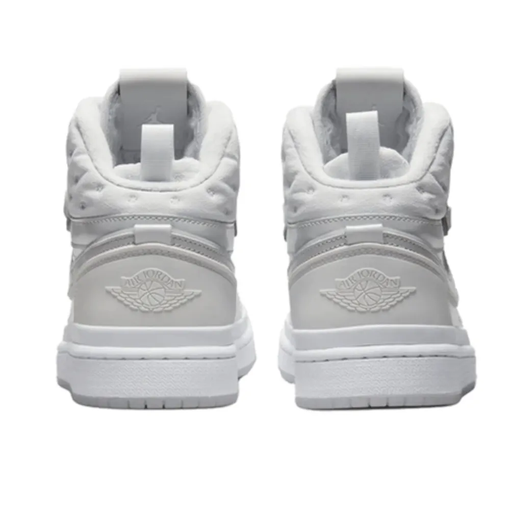 Säljer dessa Nike Air Jordan 1 Acclimet skor. Dessa skor är designade för höstväder och vinterväder.  Håller dig varm och torr ! 💕 Nypris på skorna: 1799kr. Väldigt bra skick & har kvitto på skorna.  Stilnummer på skorna :DC7723  ⚠️ÄKTA⚠️. Skor.