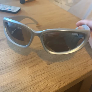 Silvriga solglasögon  - Säljer dessa solglasögon då de inte kommer till användning. Helt oanvända och har bara legat hemma så säljer de pga det! Nypris: Vet ej men runt ≈100-120kr