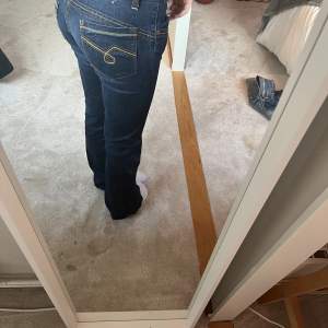 Säljer dessa lowwaist bootcut jeans då dem inte kommer till anvöndning ❤️ nypris 599kr 