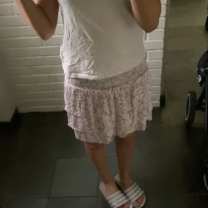 Volang kjol - Vit blommig kjol med volang väldigt fin säljer då jag inte ändvänder den längre men är i väldigt bra skick🩷