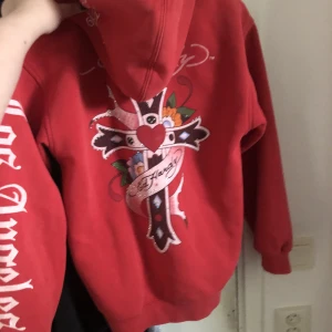 ed hardy. ☆ - ed hardy hoodie ☆ obs! tar bara swish, vänligen tryck ej på köp nu.  står ingen storlek med ungefär en medium. plagget är i perfekt skick. ☆ det är okej att pruta men direkt köp går före! ☆ frakt 79kr. ☆
