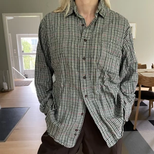 Flanell-skjorta - Skön och cool flanell-skjorta i gott skick!   Kan mötas upp i Stockholm eller posta :)